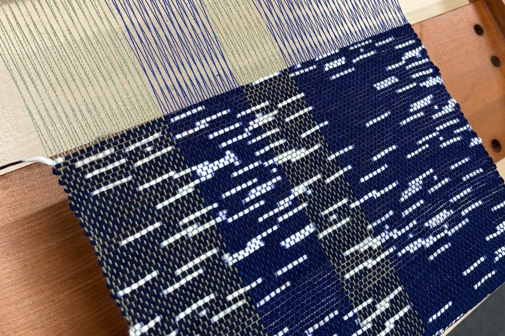 久留米かすりのくくり糸で作った作品　ハマナカ　オリヴィエ