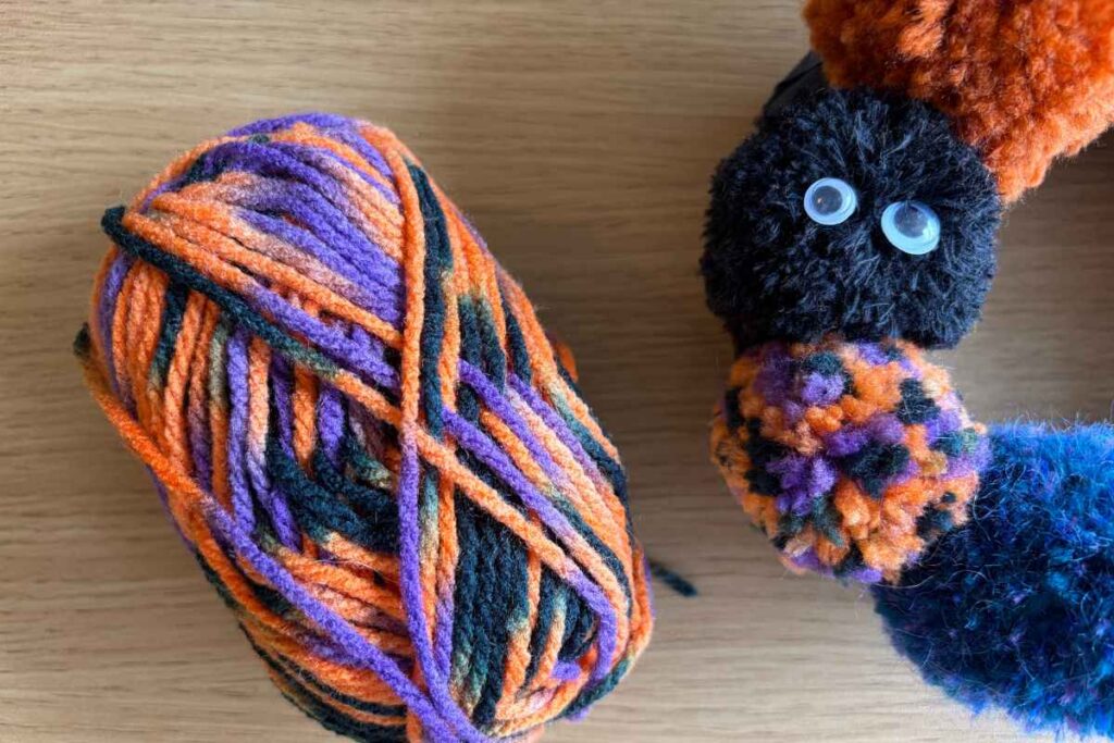 ハロウィン柄の毛糸とその毛糸でつくったポンポン